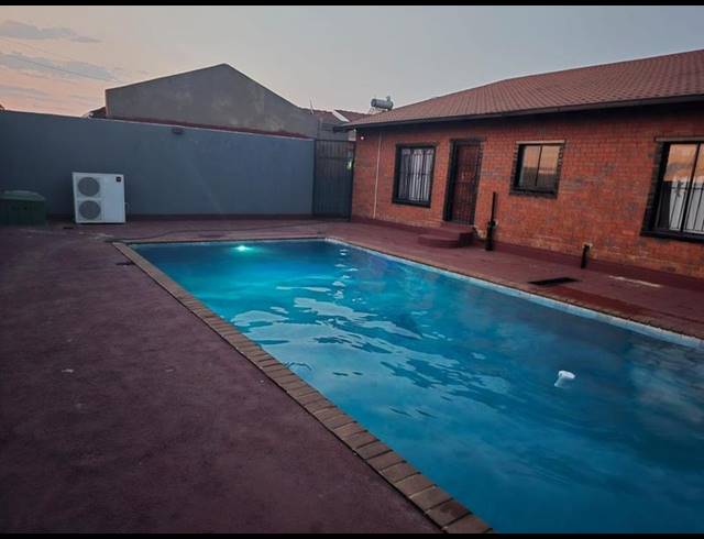 4 BEDROOM HOUSE FOR SALE IN LENASIA SOUTH